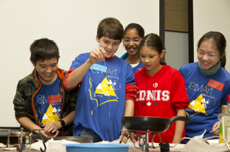 The SMArt participants created spun sugar decorations during the lecture.